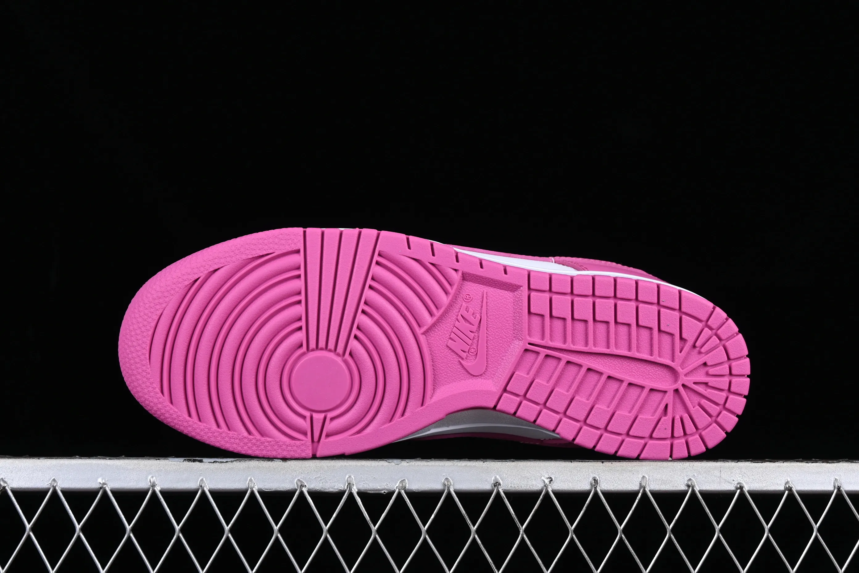 All categories Nk SB Dunk series Nk SB Dunk Low low-top sneakers N version Nk Dunk Low GS "Active Fuchsia" Barbie pink SB low-top casual sneakers FJ0704-100